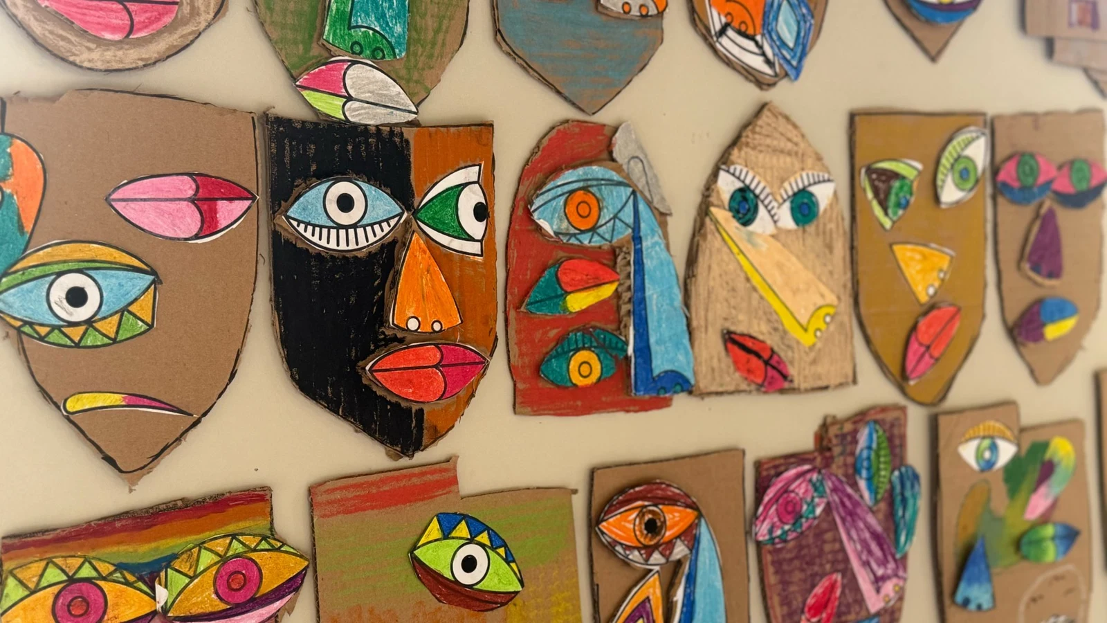 BAYETAV öğrencilerinin renkli sanat eserleri