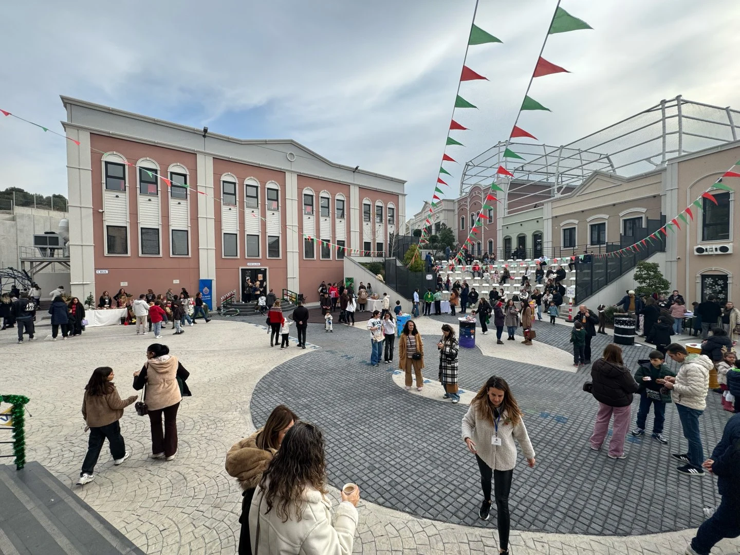 BAYETAV Kavaklıdere Kampüsü’nün bahçesi